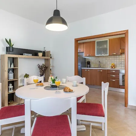 Beautiful In With Kitchen Apartment