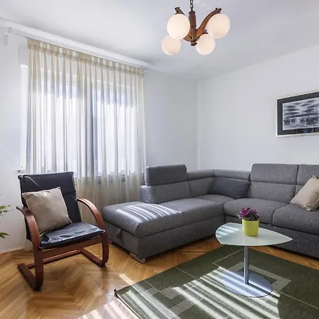 Beautiful In With Kitchen Apartment *