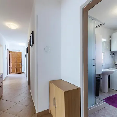 Apartment Beautiful In With Kitchen Pula