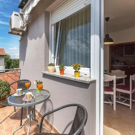Apartment Beautiful In With Kitchen Pula