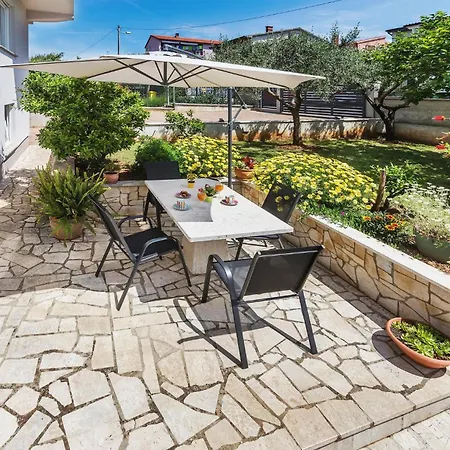 Beautiful In With Kitchen Apartment