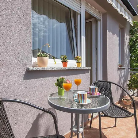 Beautiful In With Kitchen Apartment *